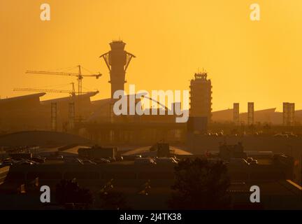 Los Angeles, California, Stati Uniti. 12th Apr 2022. La torre dell'aeroporto a 22 piani è mostrata accanto alle gru in costruzione durante il tramonto all'Aeroporto Internazionale di Los Angeles, noto come LAX. (Credit Image: © K.C. Alfred/ZUMA Press Wire Service) Foto Stock