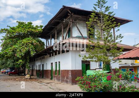 San Joaquín, la Mesa, Colombia, 14 aprile 2022, La vecchia stazione ferroviaria disutilizzata nel villaggio Foto Stock