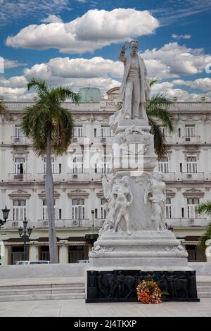 Cuba, l'Avana. Statua di José Marti, di fronte all'Hotel Inglaterra. Foto Stock