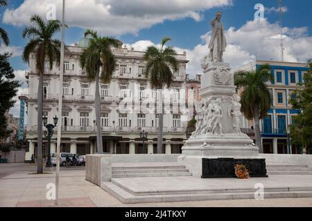 Cuba, l'Avana. Statua di José Marti, di fronte all'Hotel Inglaterra. Foto Stock