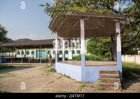 La piazza del mercato con il suo chiosco d'epoca. A San Joaquin, la Mesa, Cundinamarca, Colombia Foto Stock