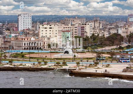 Cuba, l'Avana. Veduta del Monumento di Maximo Gomez, Parque del Martyres del 71, dalla Fortezza di El Morro. Foto Stock