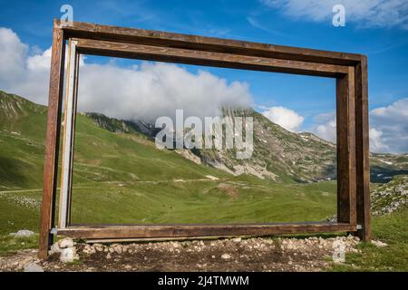 Cornice nel Parco Nazionale Durmitor , Montenegro con una splendida vista sulle montagne Foto Stock