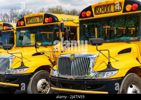 Rothsville, Pennsylvania, USA - 17 aprile 2022: Una vista ravvicinata di un autobus scolastico giallo parcheggiato in un villaggio rurale nella contea di Lancaster, Pennsylvania. Foto Stock
