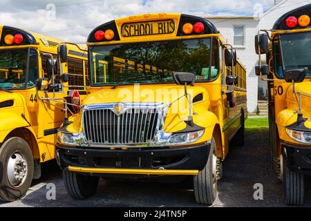 Rothsville, Pennsylvania, USA - 17 aprile 2022: Una vista ravvicinata di un autobus scolastico giallo parcheggiato in un villaggio rurale nella contea di Lancaster, Pennsylvania. Foto Stock