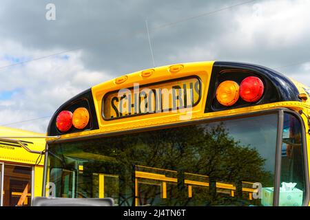 Rothsville, Pennsylvania, USA - 17 aprile 2022: Una vista ravvicinata di un autobus scolastico giallo parcheggiato in un villaggio rurale nella contea di Lancaster, Pennsylvania. Foto Stock