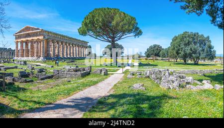 Paestum, Italia; 18 aprile 2022 - il Tempio di Hera a Paestum, che contiene alcuni dei templi greci più ben conservati del mondo. Foto Stock