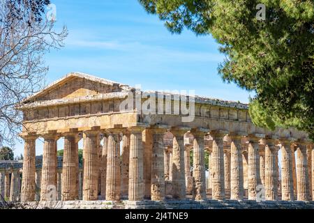 Paestum, Italia; 18 aprile 2022 - il Tempio di Hera a Paestum, che contiene alcuni dei templi greci più ben conservati del mondo. Foto Stock