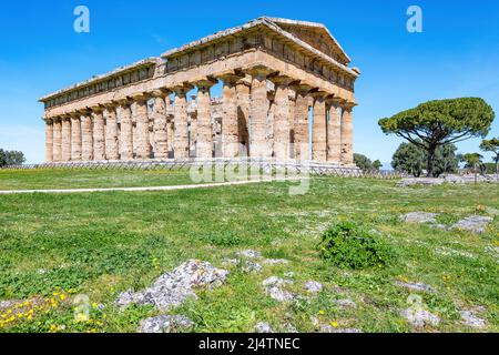 Paestum, Italia; 18 aprile 2022 - il Tempio di Hera a Paestum, che contiene alcuni dei templi greci più ben conservati del mondo. Foto Stock