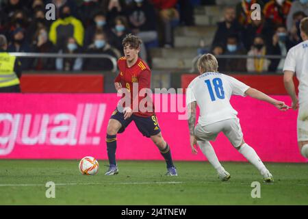 Pablo Martín 'Gavi' centrocampista di Spagna vies A.Sigurasson d'Islanda durante un incontro amichevole tra Spagna e Islanda il 29,2022 marzo Foto Stock