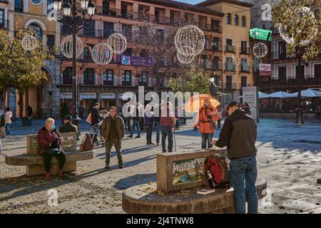 Turisti nel centro di Plaza Zocodover e una persona con un ombrello arancione che annuncia visite guidate nella città di Toledo, Spagna, Europa Foto Stock