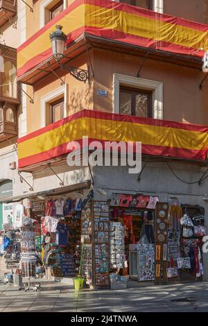 Negozio di souvenir all'angolo di un edificio con balconi coperti dalla bandiera spagnola in Plaza Zocodover a Toledo, Castiglia la Mancha, Spagna, Europa Foto Stock