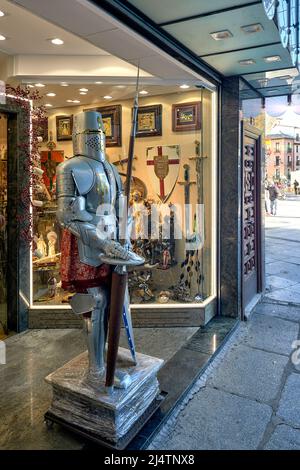 Armor e la finestra in un negozio di souvenir spade e scudi nella città di Toledo, Castilla la Mancha, Spagna, Europa. Foto Stock