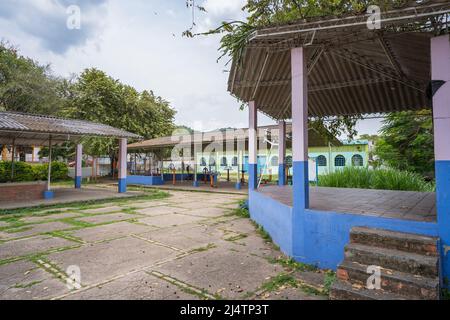 La piazza del mercato con il suo chiosco d'epoca. A San Joaquin, la Mesa, Cundinamarca, Colombia Foto Stock