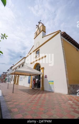 Anapoima, Cundinamarca, Colombia, 15 aprile 2022, La chiesa cattolica romana di Sant'Ana sulla piazza principale della città andina colombiana. Foto Stock