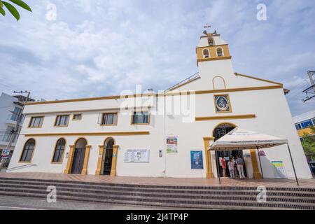 Anapoima, Cundinamarca, Colombia, 15 aprile 2022, La chiesa cattolica romana di Sant'Ana sulla piazza principale della città andina colombiana. Foto Stock