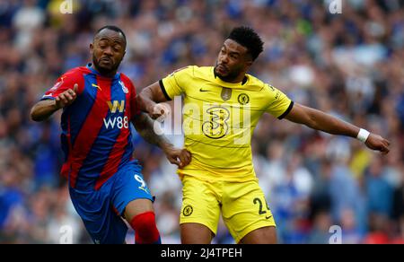 LONDRA, INGHILTERRA - APRILE 17:L-R Crystal Palace's Jordan Ayew e Chelsea's Reece James durante la semifinale della fa Cup tra Crystal Palace e Chelsea AT Foto Stock