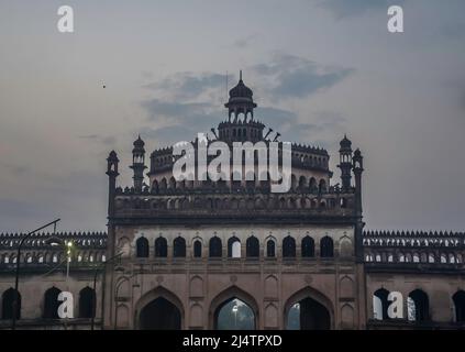 Rumi Darwaza anche conosciuto come porta turca in Lucknow è un antico fortilizio di architettura Awadhi in India Foto Stock