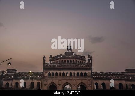 Rumi Darwaza anche conosciuto come porta turca in Lucknow è un antico fortilizio di architettura Awadhi in India Foto Stock