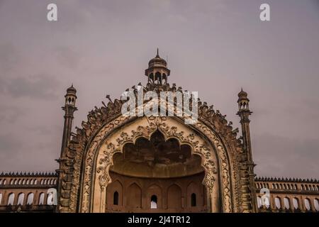 Rumi Darwaza anche conosciuto come porta turca in Lucknow è un antico fortilizio di architettura Awadhi in India Foto Stock