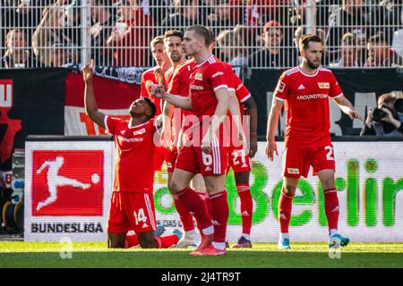 Berlino, Germania. 17th Apr 2022. Taiwo Awoniyi (1st L) di Union Berlin celebra il suo punteggio durante una partita tedesca della Bundesliga tra il FC Union Berlin e l'Eintracht Frankfurt a Berlino, capitale della Germania, il 17 aprile 2022. Credit: Kevin Voigt/Xinhua/Alamy Live News Foto Stock