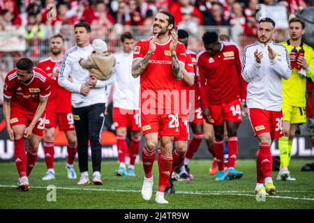 Berlino, Germania. 17th Apr 2022. Christopher Trimmel (C) di Union Berlin saluta i tifosi dopo una partita della Bundesliga tedesca tra il FC Union Berlin e l'Eintracht Frankfurt a Berlino, capitale della Germania, il 17 aprile 2022. Credit: Kevin Voigt/Xinhua/Alamy Live News Foto Stock