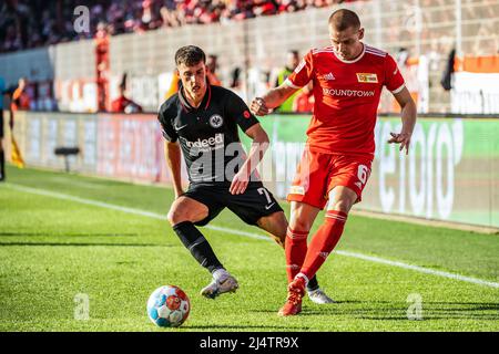 Berlino, Germania. 17th Apr 2022. Julian Ryerson (R) di Union Berlin passa la palla sotto la pressione di Ajdin Hrustic di Francoforte durante una partita tedesca Bundesliga tra il FC Union Berlin e Eintracht Frankfurt a Berlino, capitale della Germania, il 17 aprile 2022. Credit: Kevin Voigt/Xinhua/Alamy Live News Foto Stock