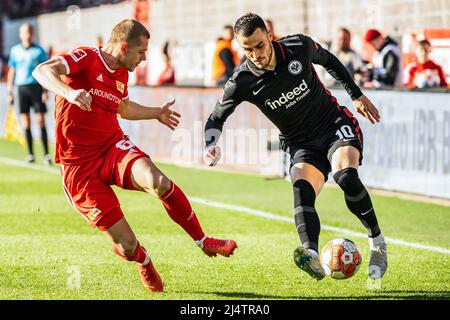 Berlino, Germania. 17th Apr 2022. Filip Kostic (R) di Francoforte controlla la palla sotto la difesa di Julian Ryerson di Union Berlin durante una partita tedesca della Bundesliga tra il FC Union Berlin e Eintracht Frankfurt a Berlino, capitale della Germania, il 17 aprile 2022. Credit: Kevin Voigt/Xinhua/Alamy Live News Foto Stock