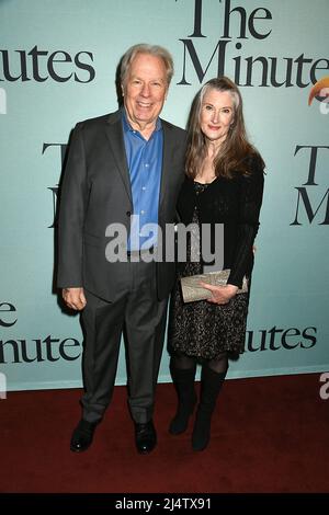 Michael McKean e la moglie Annette o'Toole partecipano all'apertura 'The Minutes' di Broadway il 17 aprile 2022 allo Studio 54 a New York, New York, USA. Partecipa all'apertura 'The Minutes' di Broadway il 17 aprile 2022 allo Studio 54 a New York, New York, USA. Robin Platzer/ Twin Images/ Credit: Sipa USA/Alamy Live News Foto Stock