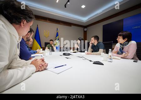 Kiev, Ucraina. 16th Apr 2022. Il presidente ucraino Volodymyr Zelenskyy, ospita un incontro con i giornalisti ucraini per discutere la necessità di più armi da parte di governi stranieri per difendere contro l'invasione russa, il 16 aprile 2022 a Kiev, Ucraina. Credit: Ukraine Presidency/Ukraine Presidency/Alamy Live News Foto Stock
