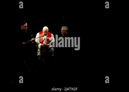 Roma, Italia. 15th Apr 2022. Settimana Santa di Papa Francesco con il cuore del conflitto in Ucraina. Messaggi continui contro la guerra, dalla Via Crucis (Via della Croce) al Colosseo (Colosseo) e durante l'omelia alla Veglia Pasquale. Roma, Italia, 14 e 15 Aprile 2022 (Photo by Riccardo Fabi/Pacific Press) Credit: Pacific Press Media Production Corp./Alamy Live News Foto Stock