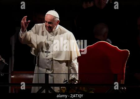 Roma, Italia. 15th Apr 2022. Settimana Santa di Papa Francesco con il cuore del conflitto in Ucraina. Messaggi continui contro la guerra, dalla Via Crucis (Via della Croce) al Colosseo (Colosseo) e durante l'omelia alla Veglia Pasquale. Roma, Italia, 14 e 15 Aprile 2022 (Photo by Riccardo Fabi/Pacific Press) Credit: Pacific Press Media Production Corp./Alamy Live News Foto Stock