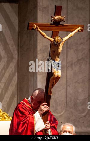 Roma, Italia. 15th Apr 2022. Settimana Santa di Papa Francesco con il cuore del conflitto in Ucraina. Messaggi continui contro la guerra, dalla Via Crucis (Via della Croce) al Colosseo (Colosseo) e durante l'omelia alla Veglia Pasquale. Roma, Italia, 14 e 15 Aprile 2022 (Photo by Riccardo Fabi/Pacific Press) Credit: Pacific Press Media Production Corp./Alamy Live News Foto Stock