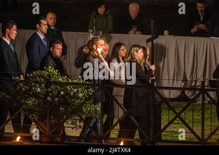 Roma, Italia. 15th Apr 2022. La tradizionale Via Crucis al Colosseo di Papa Francesco il venerdì della settimana Santa. Messaggi di Pace durante il messaggio del Santo Padre. A Roma, 15 aprile 2022 (Photo by Riccardo Fabi/Pacific Press) Credit: Pacific Press Media Production Corp./Alamy Live News Foto Stock