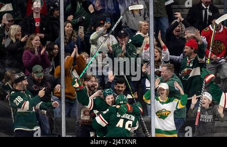 St. Paul, Stati Uniti. 17th Apr 2022. Kevin Fiala (22) e Jared Spurgeon (46) del Minnesota Wild celebrano un obiettivo straordinario vincente da Spurgeon contro gli squali di San Jose domenica 17 aprile 2022, presso lo Xcel Energy Center di St. Paul, Minnesota. (Foto di Carlos Gonzalez/Minneapolis Star Tribune/TNS/Sipa USA) Credit: Sipa USA/Alamy Live News Foto Stock