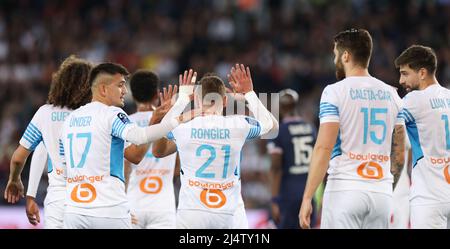 Parigi, Francia. 17th Apr 2022. I giocatori di Marsiglia celebrano il loro obiettivo durante una partita di calcio francese Ligue 1 tra Parigi Saint Germain (PSG) e Marsiglia a Parigi, Francia, 17 aprile 2022. Credit: Gao Jing/Xinhua/Alamy Live News Foto Stock