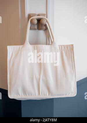 borsa di tela in tessuto isolato su uno sfondo bianco, mockup eco  riutilizzabile in tessuto di una borsa della spesa e un modello vuoto per  il design 2045352 Stock Photo su Vecteezy