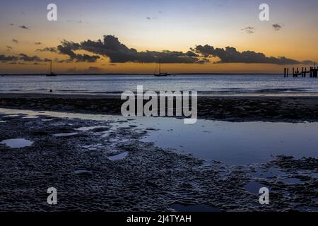 Barche al tramonto a Kingfisher Bay, Fraser Island. Queensland, Australia. Foto Stock