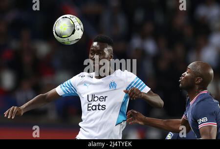 Parigi, Francia. 17th Apr 2022. Danilo Pereira (R) di Parigi Saint Germain vibra con Pape Gueye di Marsiglia durante una partita di calcio della Ligue francese 1 tra Parigi Saint Germain (PSG) e Marsiglia a Parigi (Francia), 17 aprile 2022. Credit: Gao Jing/Xinhua/Alamy Live News Foto Stock