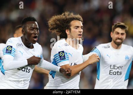 Parigi, Francia. 17th Apr 2022. I giocatori di Marsiglia celebrano il loro obiettivo durante una partita di calcio francese Ligue 1 tra Parigi Saint Germain (PSG) e Marsiglia a Parigi, Francia, 17 aprile 2022. Credit: Gao Jing/Xinhua/Alamy Live News Foto Stock