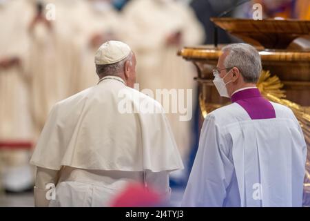Roma, Italia. 16th Apr 2022. La veglia pasquale nella Basilica di San Pietro, il Papa non presiede la Santa Messa della notte. Ma continua a chiedere al mondo di porre fine alla guerra. Il Papa battezza le persone secondo la tradizione in questa notte. Basilica di San Pietro, Città del Vaticano, Italia, 16 aprile 2022. (Credit Image: © Riccardo Fabi/Pacific Press via ZUMA Press Wire) Foto Stock
