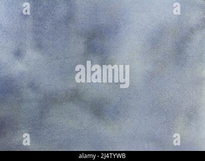 Pittura astratta acquerello con texture nuvolosa ed elementi luccicanti scintillanti, sfondo grigio morbido e argento vintage. Foto Stock
