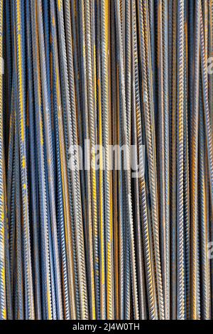 Pila di aste o barre di ferro arrugginite. Vecchia asta di metallo arrugginita o di acciaio. Molto rebar è nel magazzino per la costruzione. Foto Stock