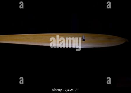 Istanbul. 17th Apr 2022. La foto mostra uno strumento tradizionale turco in un laboratorio a Istanbul, Turchia, il 17 aprile 2022. Credit: Shadati/Xinhua/Alamy Live News Foto Stock