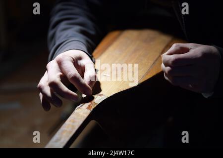 Istanbul. 17th Apr 2022. Un artigiano produce uno strumento tradizionale turco in un laboratorio a Istanbul, Turchia, il 17 aprile 2022. Credit: Shadati/Xinhua/Alamy Live News Foto Stock