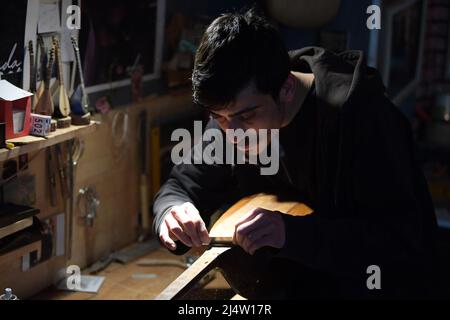 Istanbul. 17th Apr 2022. Un artigiano produce uno strumento tradizionale turco in un laboratorio a Istanbul, Turchia, il 17 aprile 2022. Credit: Shadati/Xinhua/Alamy Live News Foto Stock