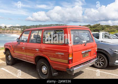 Red 1986 modello Toyota Landcruiser, veicolo a trazione integrale classico parcheggiato a Avalon Beach a Sydney, NSW, Australia Foto Stock