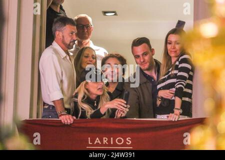 17 de abril del 2020 ( Malaga ) el balcon reservado por el actor Malagueño Antonio Banderas ha dado algunas visitas este ultimo dia de semana santa de Malaga, con la visita del actor Turco Kerem Bursin, la actriz Cayetana Guillen Cuervo junto a su marido, siempre acompañada de su novia y pareja reale Nicole Kimpel. Credit: CORDON PRESS/Alamy Live News Foto Stock