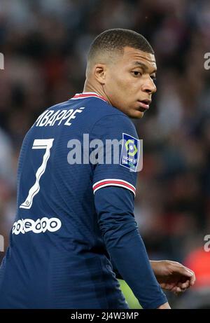 Parigi, Francia. 17th Apr 2022. Kylian Mbappe del PSG durante il campionato francese Ligue 1 partita di calcio tra Paris Saint-Germain (PSG) e Olympique de Marseille (OM) il 17 aprile 2022 allo stadio Parc des Princes di Parigi, Francia - Foto Jean Catuffe/DPPI credito: DPPI Media/Alamy Live News Foto Stock