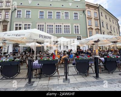 Cracovia, Polonia. 17th Apr 2022. Palloncini e ragazzo in scooter presso il tradizionale mercato di Pasqua annuale si svolge sulla piazza centrale Rynek Glowny del centro storico di Cracovia, fondata nel 7th secolo. (Credit Image: © Amy Katz/ZUMA Press Wire) Credit: ZUMA Press, Inc./Alamy Live News Foto Stock